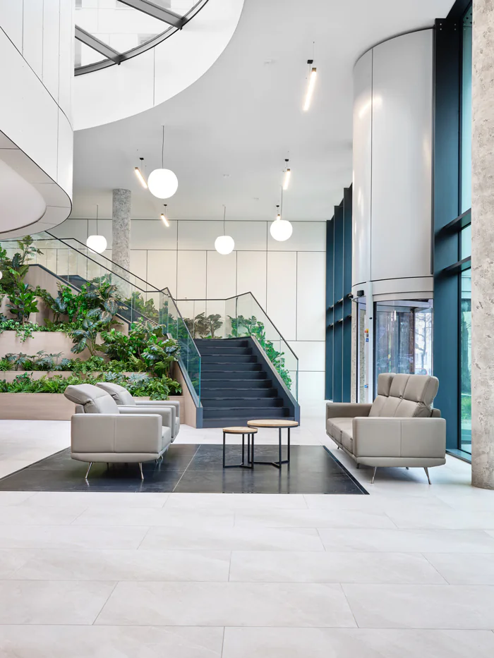 Przestronne lobby inwestycji PB Górski