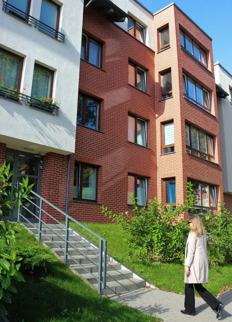 Budynek mieszkalny PB Górski z zielenią przy wejściu